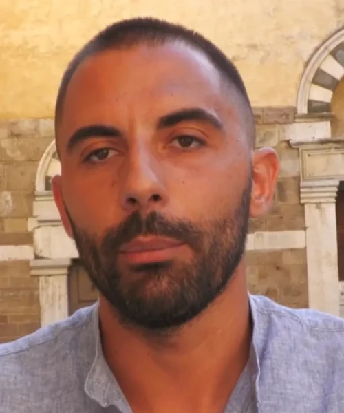 Perde la testa e aggredisce l’avversario, poi fa mea culpa