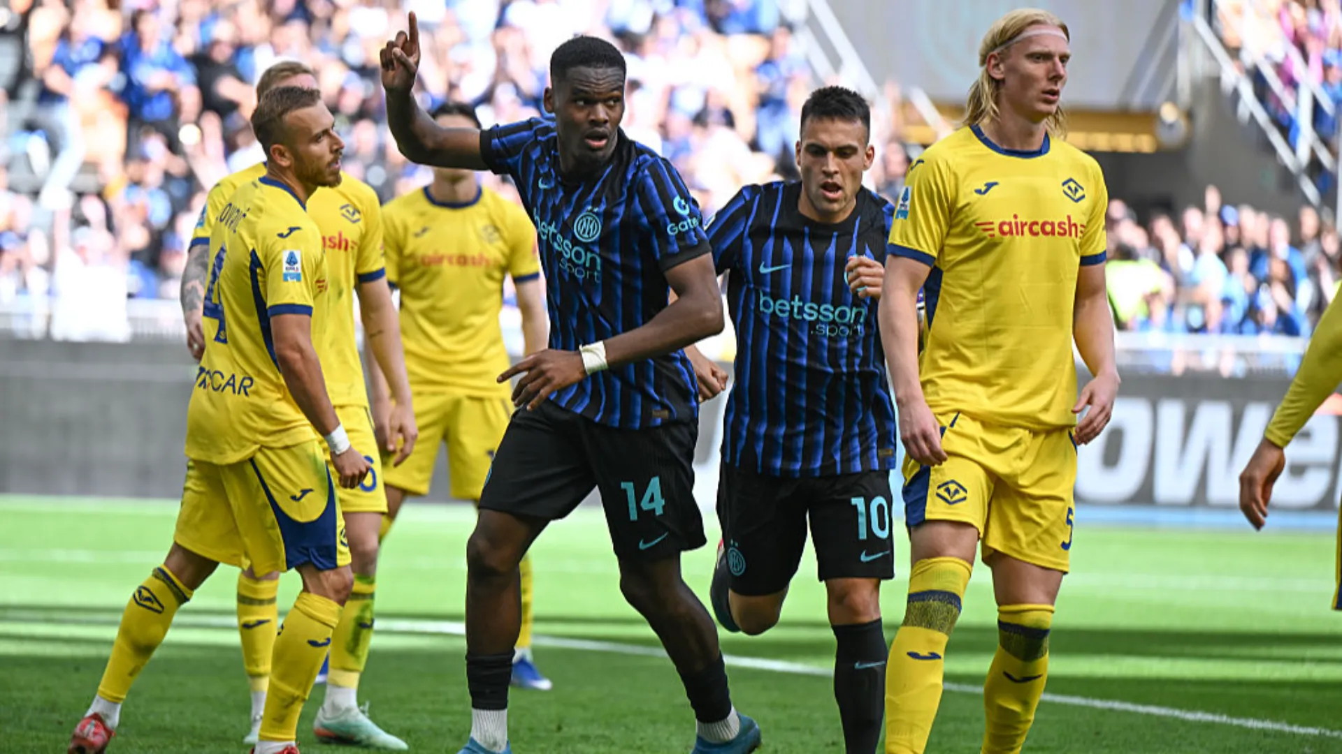 Bonny non basta, il Verona pareggia a San Siro ma l’Inter fa festa comunque