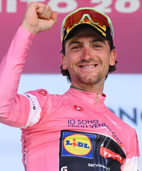Giulio Ciccone in maglia rosa per la prima volta: “Ripagata tutta la sfortuna”