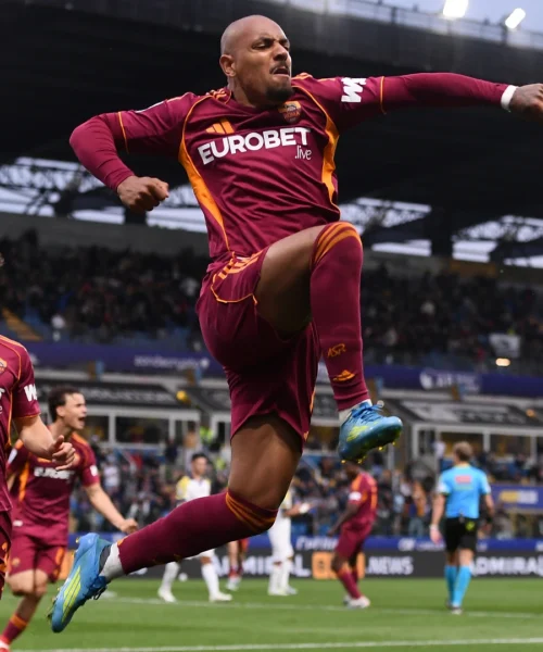 Clamorosa rimonta nel recupero: la Roma espugna Parma (con rigore contestato) e resta incollata al treno Champions