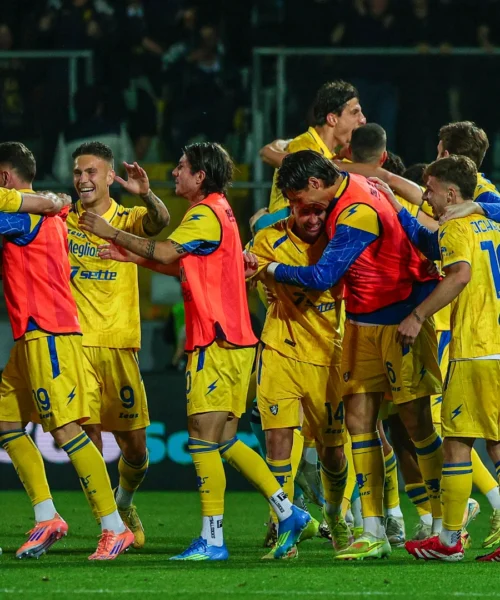 Il Frosinone fa festa, Empoli salvo in extremis, Pescara, Reggiana e Spezia piangono: i verdetti della B