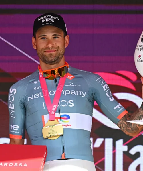 Filippo Ganna domina la crono, maglia rosa ancora per Eulálio