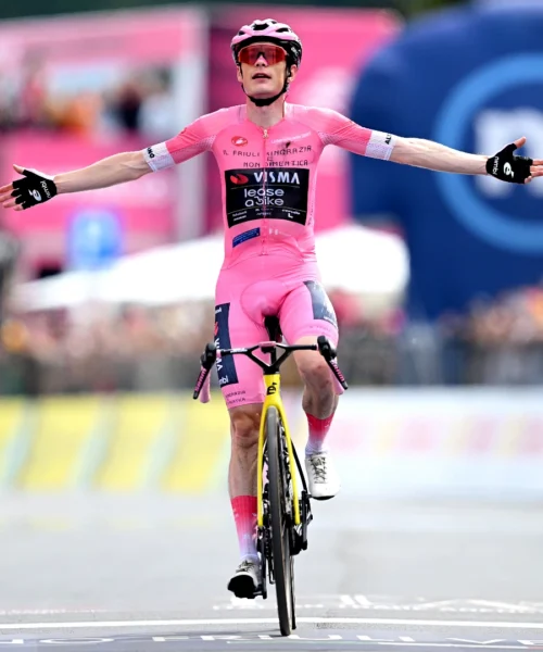 Jonas Vingegaard fa cinquina a Piancavallo e mette il sigillo sul Giro d’Italia 2026