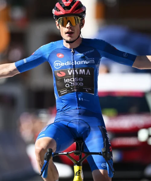 Jonas Vingegaard, sabato da sogno in Valle d’Aosta: il danese fa tris e veste il rosa per la prima volta