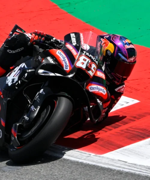 MotoGp, a Barcellona brutto incidente anche nei test: Jorge Martin in ospedale, messaggio ai tifosi