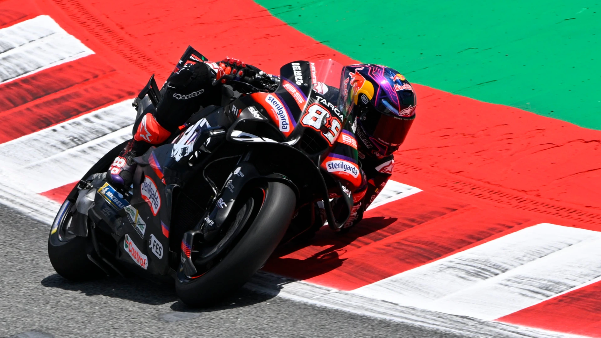 MotoGp, a Barcellona brutto incidente anche nei test: Jorge Martin in ospedale, messaggio ai tifosi