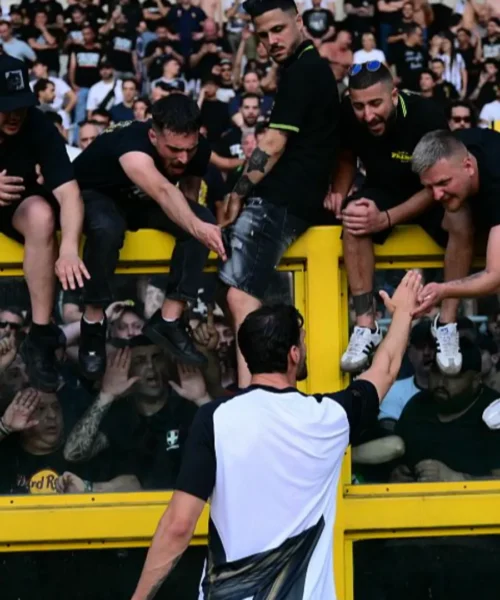 Torino-Juventus sospesa, c’è un tifoso ferito: che cosa è successo