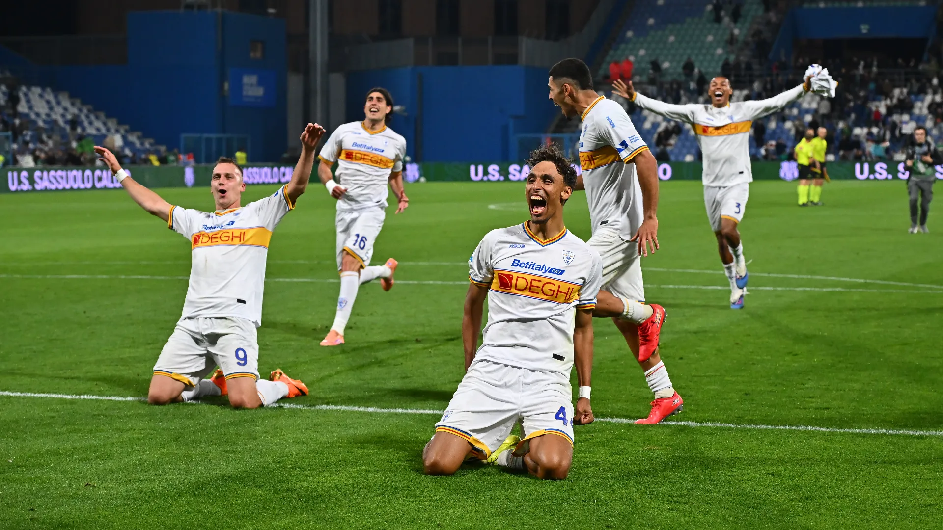 Il Cagliari è salvo, il Lecce risorpassa la Cremonese al 96′