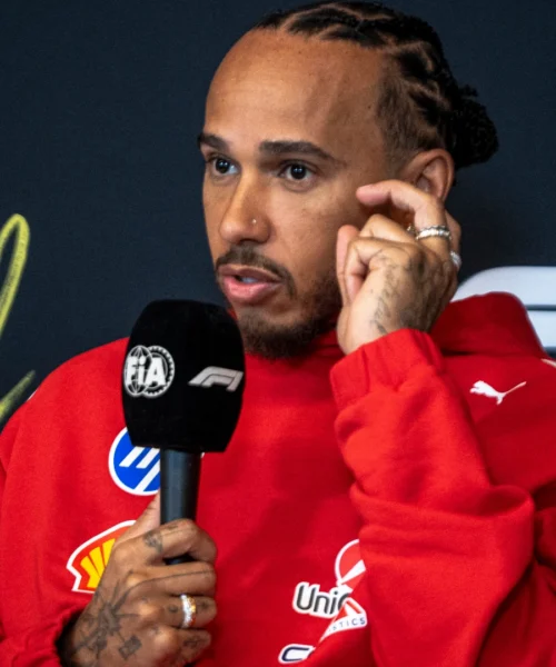 Lewis Hamilton va giù piatto, i tifosi Ferrari fremono: dibattito aperto