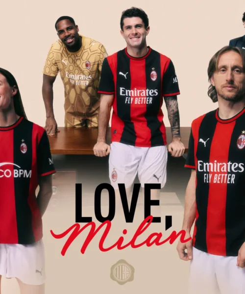 Milan, svelata la nuova maglia: c’è anche Leao (con la valigia in mano)