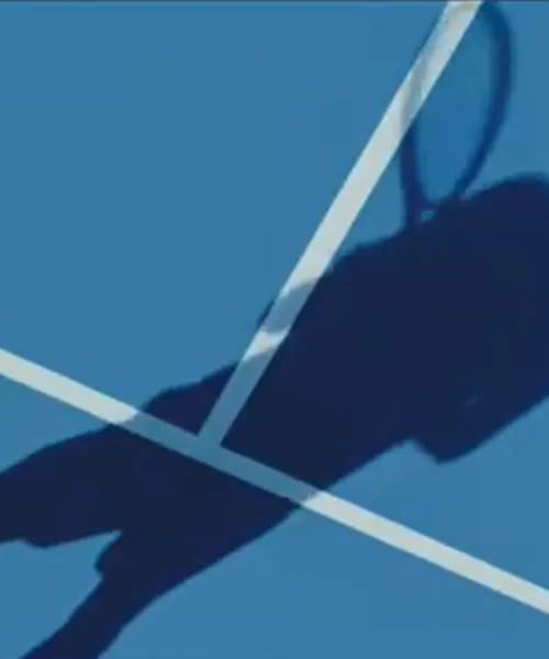 Jannik Sinner ha prestato la sua ombra