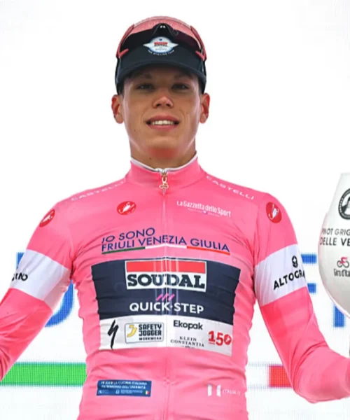 Giro d’Italia 2026, la prima maglia rosa è di Paul Magnier