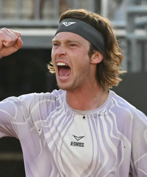 Ora c’è Jannik Sinner: Andrey Rublev scoppia a ridere in tv