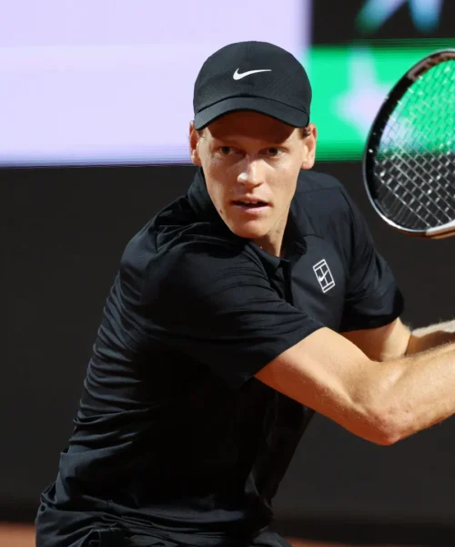 Jannik Sinner, sospesa la partita con Medvedev al terzo set