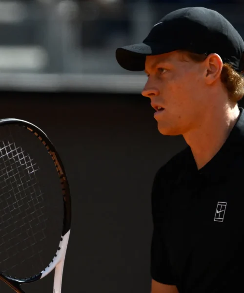 Jannik Sinner inesorabile, va in finale a Roma: Medvedev sconfitto dopo la ripresa della partita
