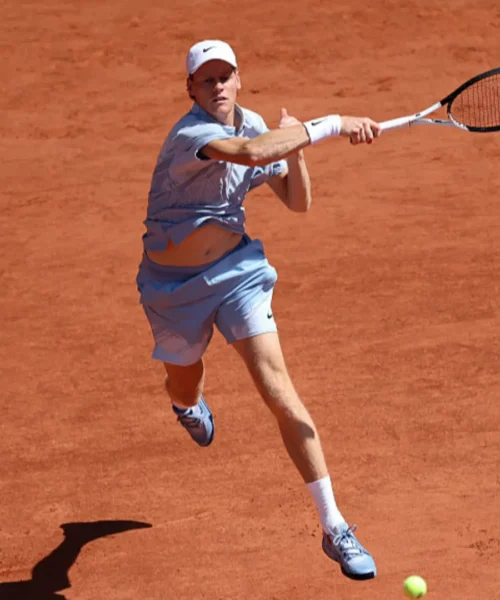 Jannik Sinner parte forte, la chiave del primo set è in panchina