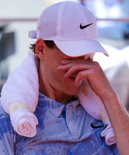 Jannik Sinner, grazie lo stesso. Malessere improvviso: la serie magica si ferma al Roland Garros
