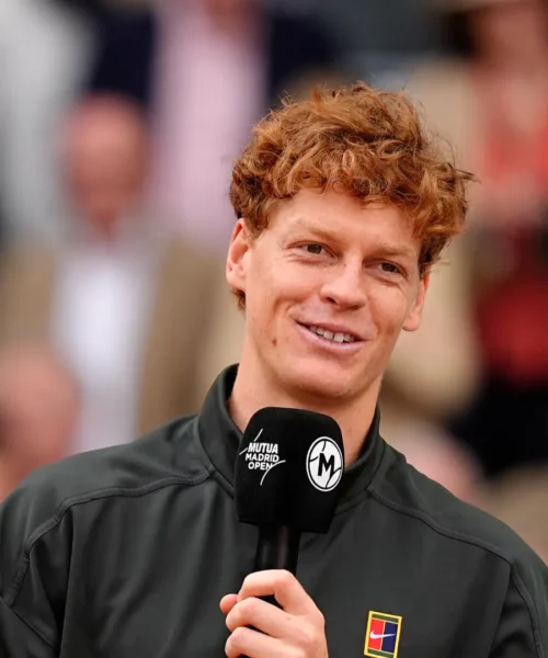 Jannik Sinner: il giornalista inglese colpito dal comportamento fuori dal campo