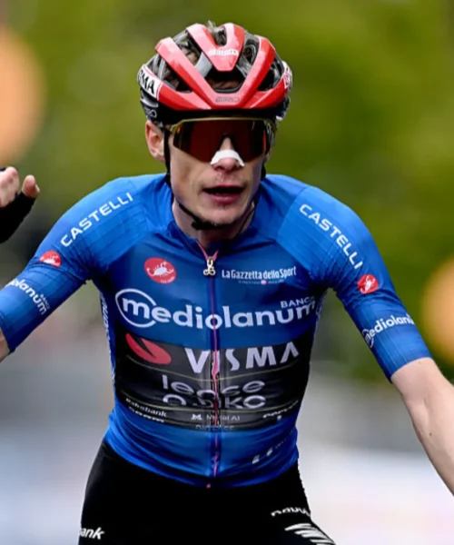 Jonas Vingegaard concede il bis a Corno alle Scale e prenota la maglia rosa