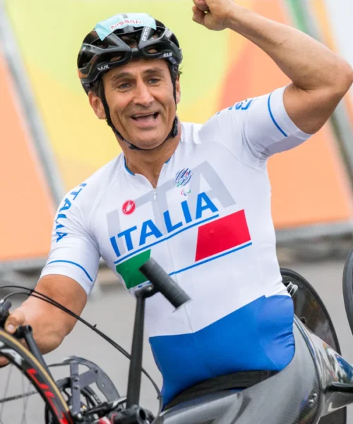 Alex Zanardi: migliaia di persone all’addio del campione. Tanti VIP, in chiesa anche l’handbike dell’oro olimpico