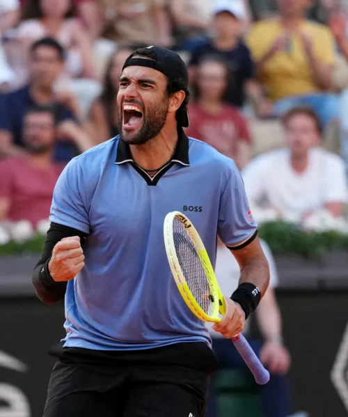 Matteo Berrettini vendica Jannik Sinner: gara sontuosa del romano, è ai quarti del Roland Garros!
