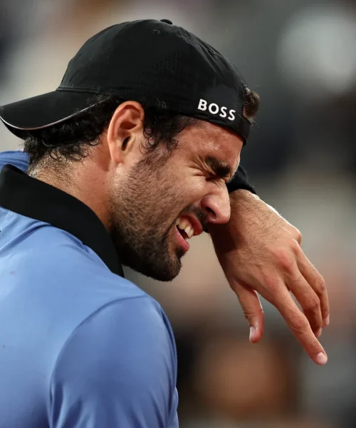 Matteo Berrettini fatica: Matteo Arnaldi conquista il primo set al Roland Garros