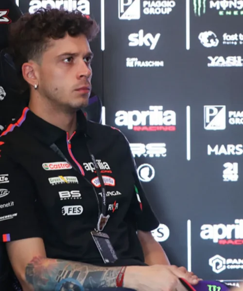 Marco Bezzecchi, scuse e abbraccio al marshall dopo lo schiaffo