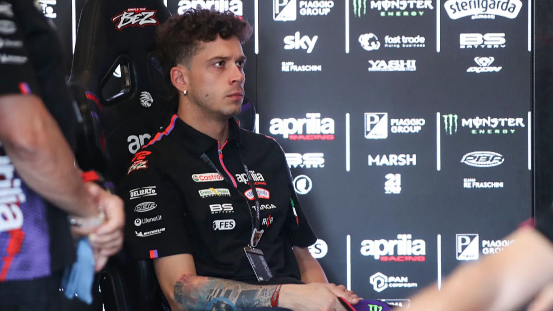 Marco Bezzecchi, scuse e abbraccio al marshall dopo lo schiaffo