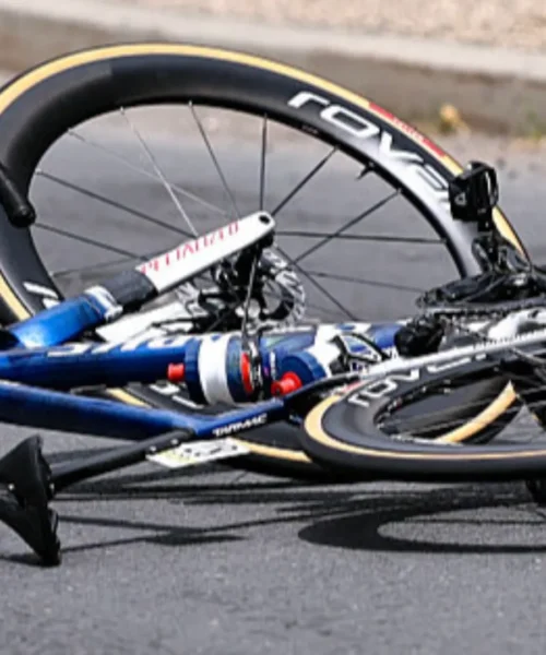 Paura per un ciclista, il primo a soccorrerlo è stato… Berardi