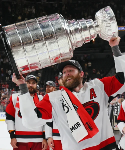 NHL: i Carolina Hurricanes vincono la Stanley Cup, al tappeto i Vegas Golden Knights