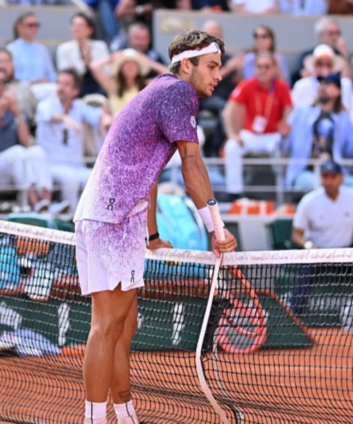 Flavio Cobolli alza bandiera bianca nel quinto set, Zverev re di Parigi