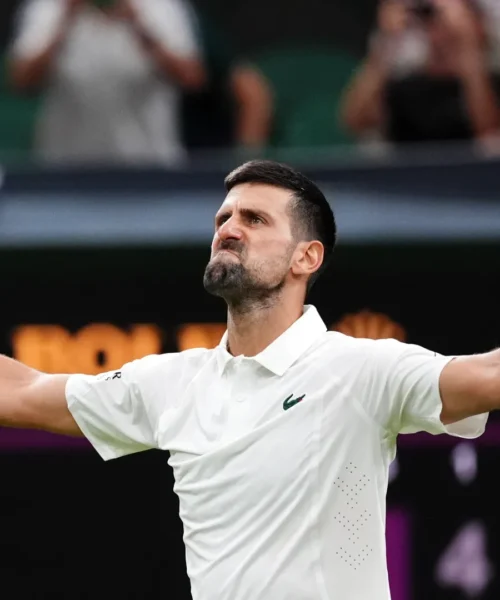 Novak Djokovic ci mette oltre tre ore ma vince all’esordio