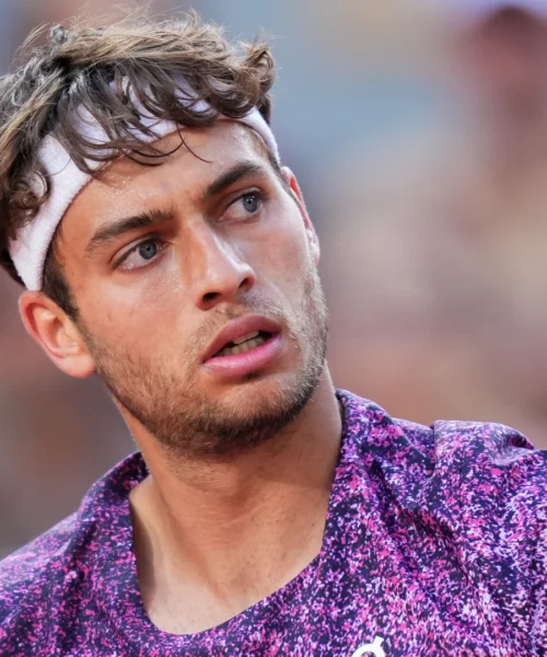 Flavio Cobolli, la stagione sull’erba inizia con un inciampo