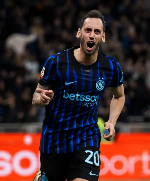 Mercato Inter, l’agente di Hakan Calhanoglu spaventa i tifosi