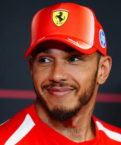 Lewis Hamilton si prende la Ferrari e avvisa i rivali: “Siamo vicini”