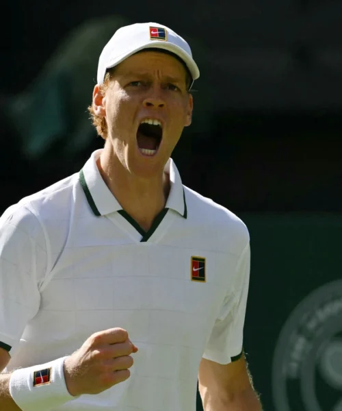 Jannik Sinner, il ruggito del campione: si va al quinto set contro Kecmanovic