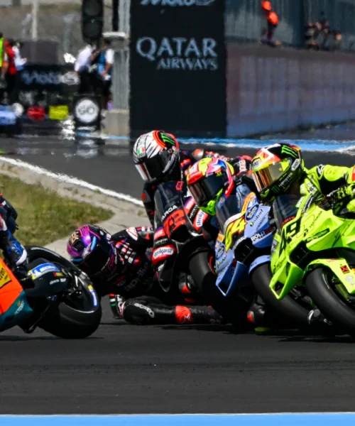 MotoGp, disastro Aprilia: Jorge Martin travolge Marco Bezzecchi (e non solo), muretto sotto shock