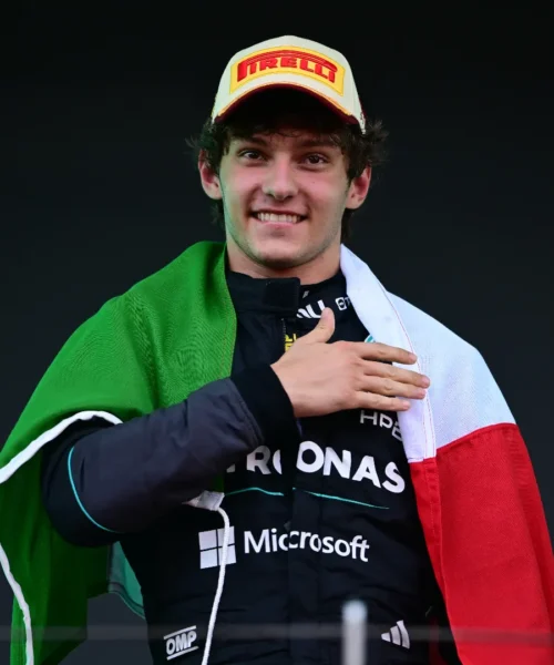 Kimi Antonelli poliziotto per un giorno, il video è virale