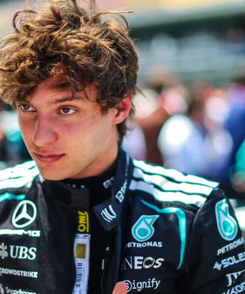 F1, bellissimo gesto di Kimi Antonelli dopo il ritiro nel GP di Barcellona