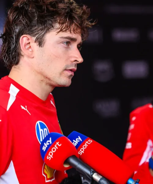 Charles Leclerc si discolpa e punta il dito dopo il clamoroso incidente