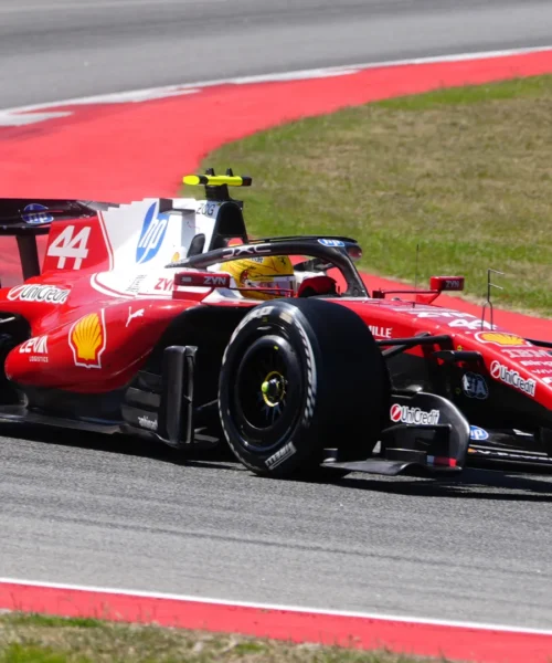 Lewis Hamilton re a Barcellona, ritirati Kimi Antonelli e Charles Leclerc