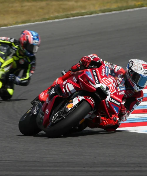MotoGp, Marc Marquez trionfa a Brno e torna in corsa per il Mondiale. Pecco Bagnaia sale sul podio