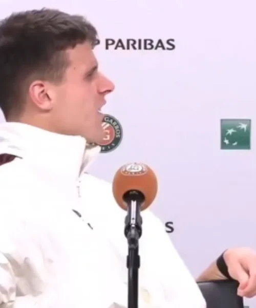 Mensik, dolore improvviso in conferenza stampa