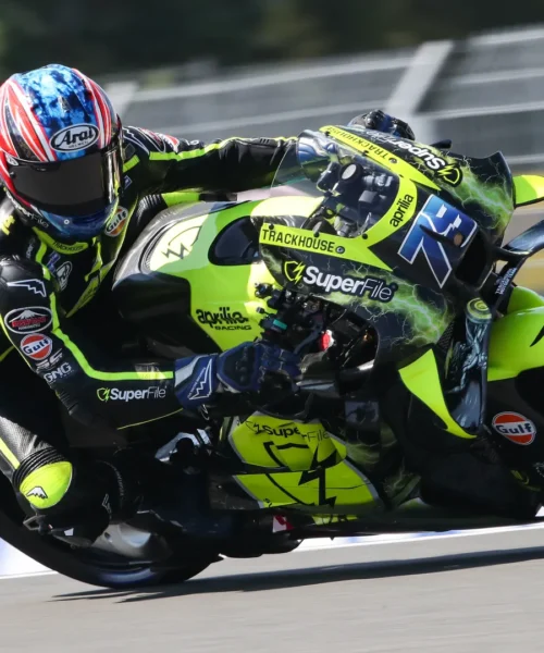MotoGP Brno: sorprendente pole di Ogura. Bagnaia in prima fila, Bezzecchi e Marquez si marcano stretti
