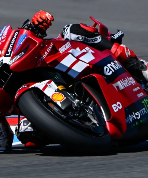 MotoGp, Pecco Bagnaia si prende la scena a Brno: prima vera gioia stagionale. Caduta per Bezzecchi