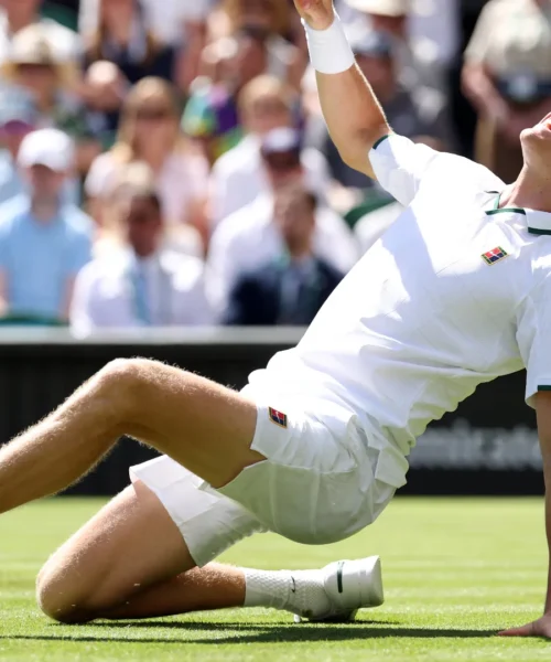 Wimbledon: paurosa caduta per Jannik Sinner, poi perde il terzo set