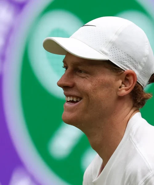Jannik Sinner batte Novak Djokovic nella mini partita e se la ride