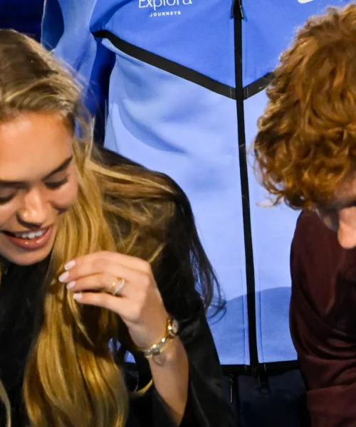 Jannik Sinner e Laila Hasanovic: tifosi furenti con i paparazzi