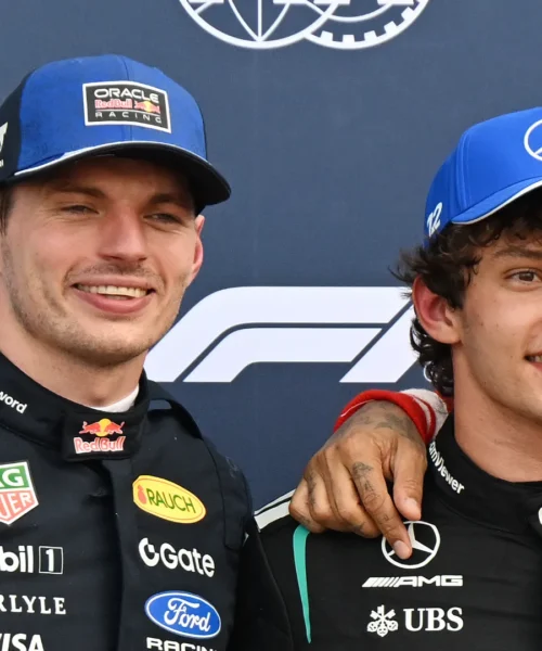 Kimi Antonelli vola: Max Verstappen si fa beffe di George Russell in conferenza stampa