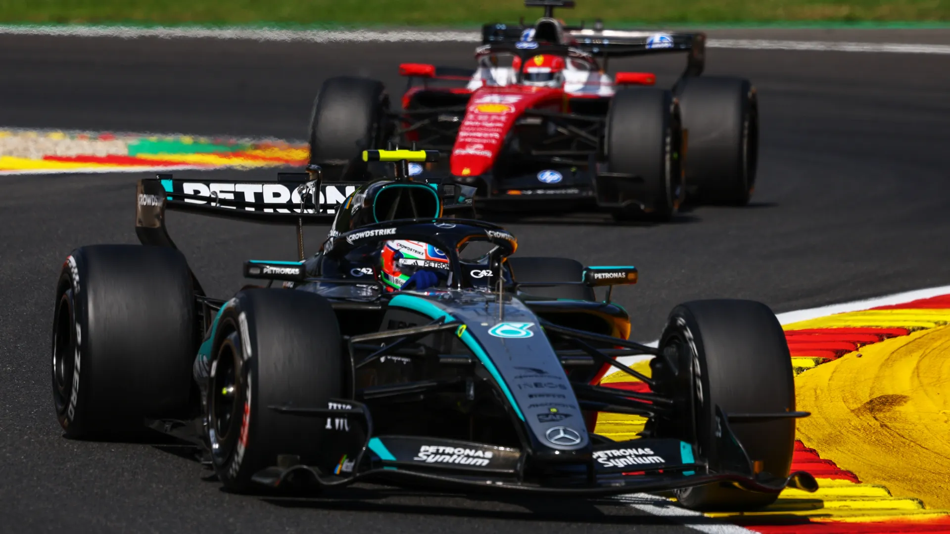 F1 GP Belgio: Kimi Antonelli torna alla vittoria, domato Leclerc. Russell va ko, Hamilton penalizzato